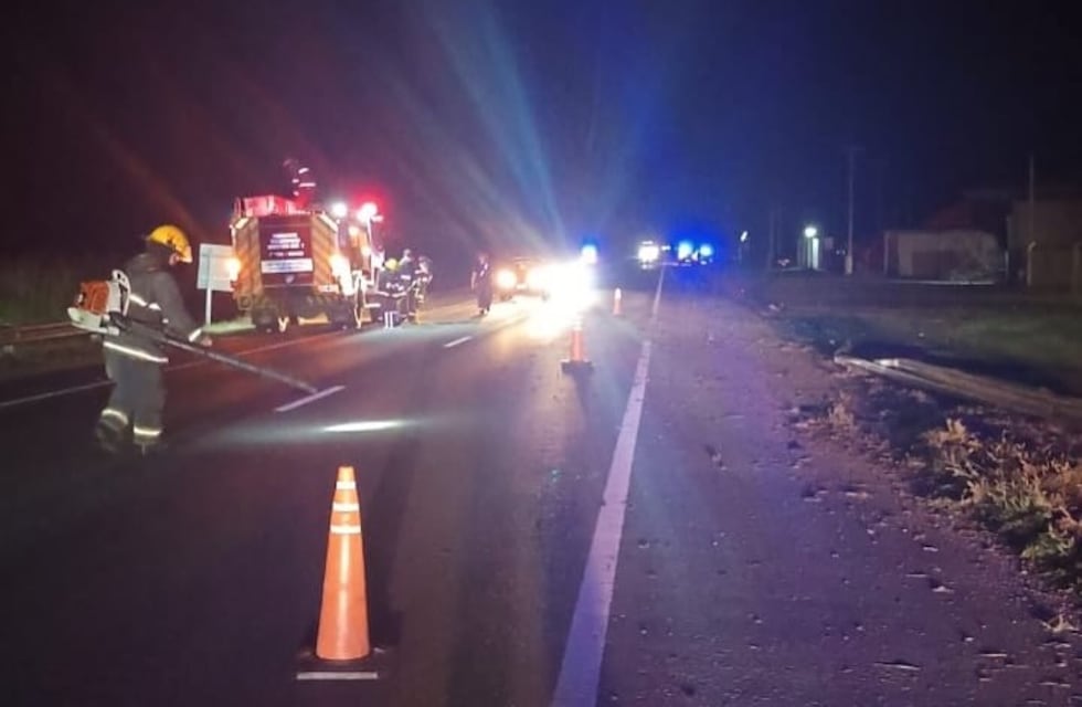 Bomberos de Arroyito trabajaron en un accidente sobre ruta 19