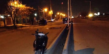 La Keller Hronos de 110cc. estaba encendida y apoyada sobre el cantero central.