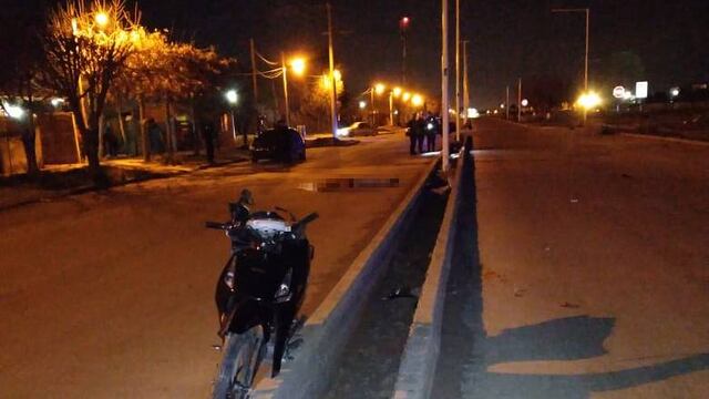 La Keller Hronos de 110cc. estaba encendida y apoyada sobre el cantero central.