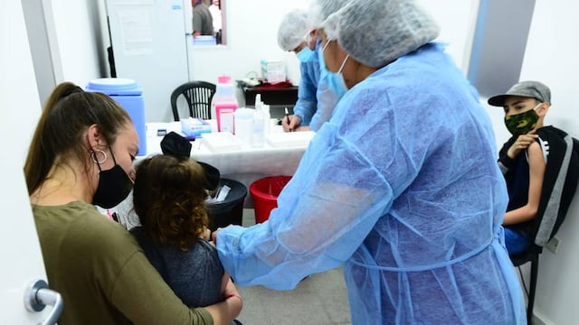 Diciembre arrancó con la noticia de que siete de cada 10 cordobeses recibieron las dos dosis (José Hernández/ La Voz).