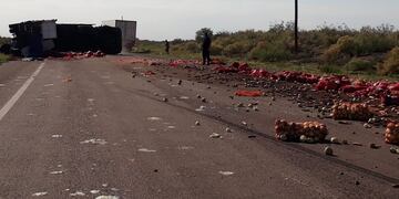 Un camión volcó sobre la ruta 153 y parte de su carga terminó en la ruta. Foto gentileza.