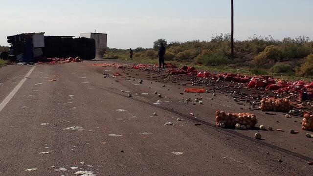 Un camión volcó sobre la ruta 153 y parte de su carga terminó en la ruta. Foto gentileza.