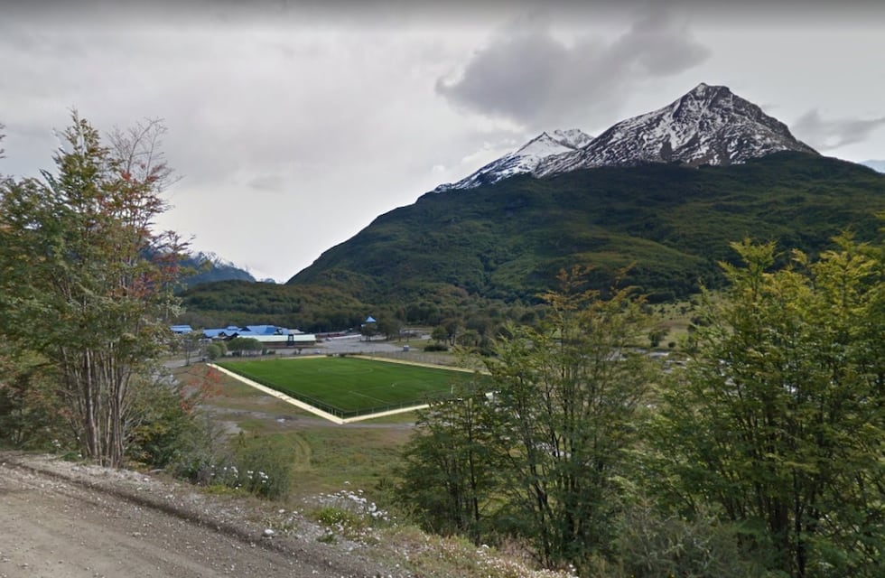 Se firmó el contrato para la construcción de una cancha en el predio del CAEF