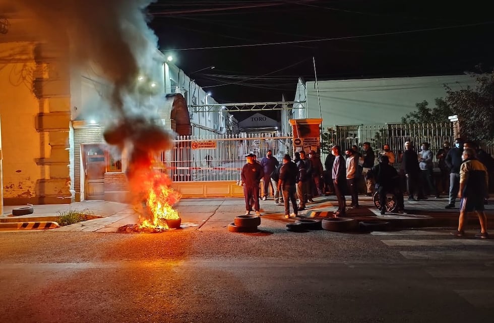 Paro en Mendoza: empleados vitivinícolas bloquean el ingreso a las bodegas