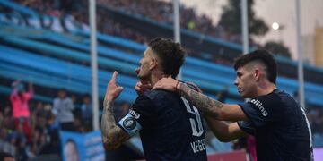 Festeja Pablo Vegetti y explota Alberdi, por el 1 a 0 de Belgrano ante Atlético Tucumán (Facundo Luque / La Voz).