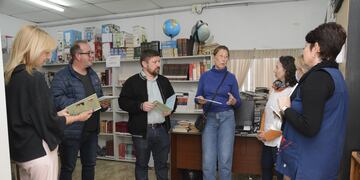 Analía Marzioni, Alejandro Ambort, Pablo Pinotti y la escritora Mabel Zimmermann, junto a docentes