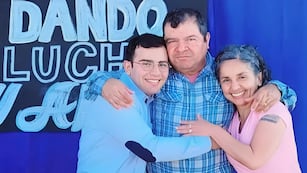César Sena junto a su padre Emerenciano Sena y su madre Marcela Acuña.