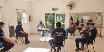 Personal de la policía se reunió este jueves con las autoridades del Centro Vecinal Santa.