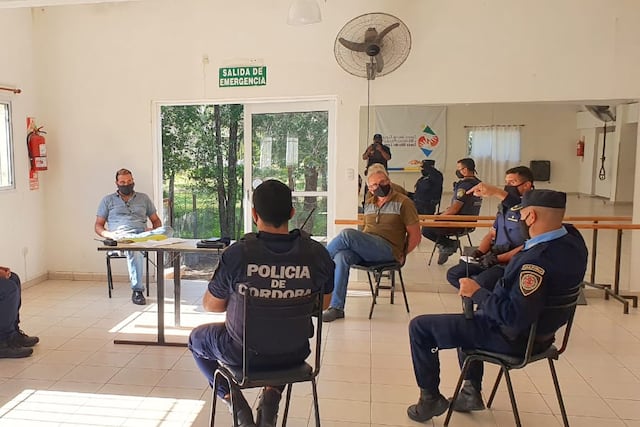 Personal de la policía se reunió este jueves con las autoridades del Centro Vecinal Santa.