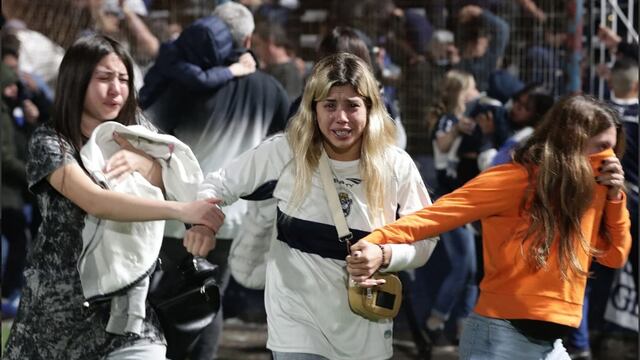 Decenas de hinchas de Gimnasia terminaron heridos por la represión policial.
