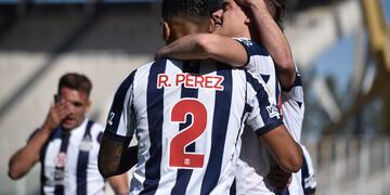 Pérez abraza a Girotti tras el gol apenas comenzaba el partido en el Kempes (Foto: Ramiro Pereyra).