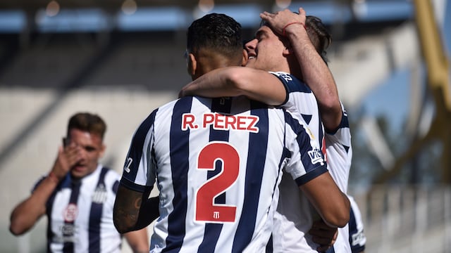 Pérez abraza a Girotti tras el gol apenas comenzaba el partido en el Kempes (Foto: Ramiro Pereyra).