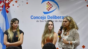 "Para nosotros es muy importante como institución acercarnos a los estudiantes cuando están todavía aprendiendo", valoró la directora de Obras Particulares del municipio, Mariana Franco (derecha). Con ella, las arquitectas disertantes Mariana Sánchez  (izq.) y Candela García Ruibal.