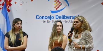 "Para nosotros es muy importante como institución acercarnos a los estudiantes cuando están todavía aprendiendo", valoró la directora de Obras Particulares del municipio, Mariana Franco (derecha). Con ella, las arquitectas disertantes Mariana Sánchez  (izq.) y Candela García Ruibal.