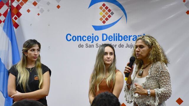 "Para nosotros es muy importante como institución acercarnos a los estudiantes cuando están todavía aprendiendo", valoró la directora de Obras Particulares del municipio, Mariana Franco (derecha). Con ella, las arquitectas disertantes Mariana Sánchez  (izq.) y Candela García Ruibal.