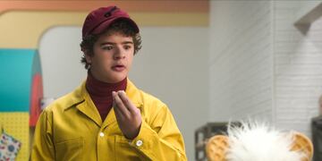 Gaten Matarazzo en "Waffles y Mochi", Netflix.