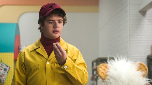Gaten Matarazzo en "Waffles y Mochi", Netflix.