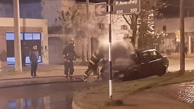 Incendio de un remis en Pedro Avanthay y Maipú