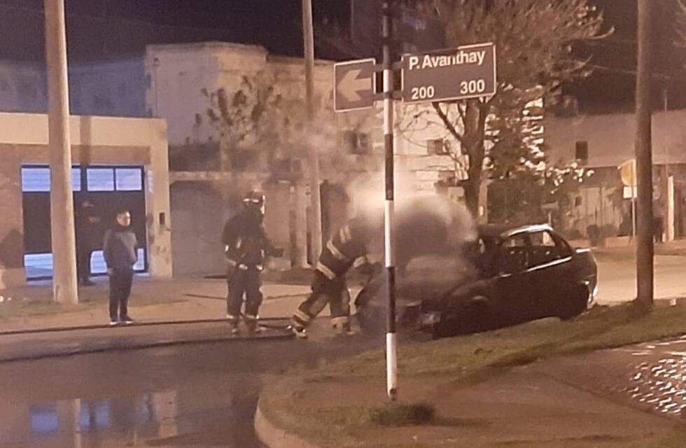 Se incendió por completo un remis
