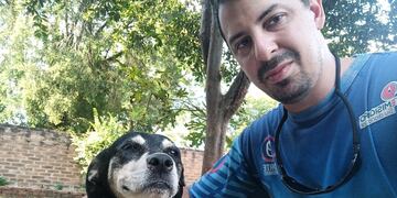 Claudio y su mascota, quien fue brutalmente asesinada por un Dogo.