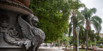 Avanzan los trabajos de puesta en valor de la plaza Colón (Municipalidad de Córdoba).
