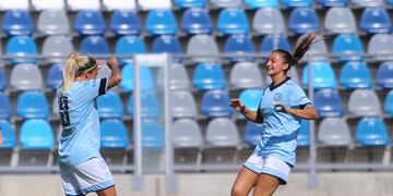 Mayra Acevedo celebra con Pilar Casas su gol ante Gimnasia (Prensa Belgrano)