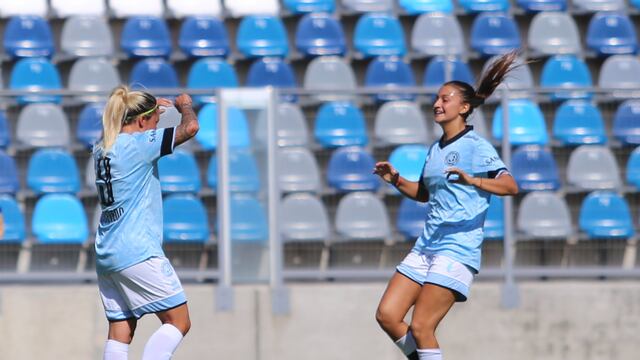 Mayra Acevedo celebra con Pilar Casas su gol ante Gimnasia (Prensa Belgrano)
