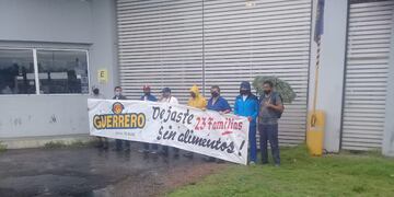 Los trabajadores estuvieron frente a uno de los portones durante buena parte de la mañana del martes. (Prensa Smata)