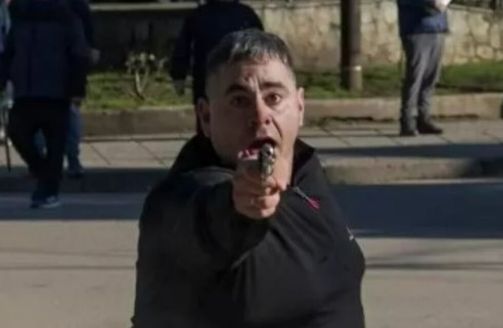 Quién es Pedro Jofré, el manifestante que disparó a un fotógrafo y finalmente se entregó a la Justicia