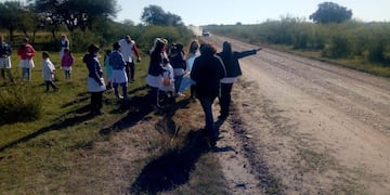 Junto a sus maestras un grupo de chicos de la Escuela Tercera Brigada de Infantería N°867 del Paraje Ñandubay a 12 kilómetros de Perugorría, conmemoraron el Día de la Escarapela, regalando la enseña patria a transportistas y automovilistas
