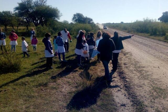 Junto a sus maestras un grupo de chicos de la Escuela Tercera Brigada de Infantería N°867 del Paraje Ñandubay a 12 kilómetros de Perugorría, conmemoraron el Día de la Escarapela, regalando la enseña patria a transportistas y automovilistas