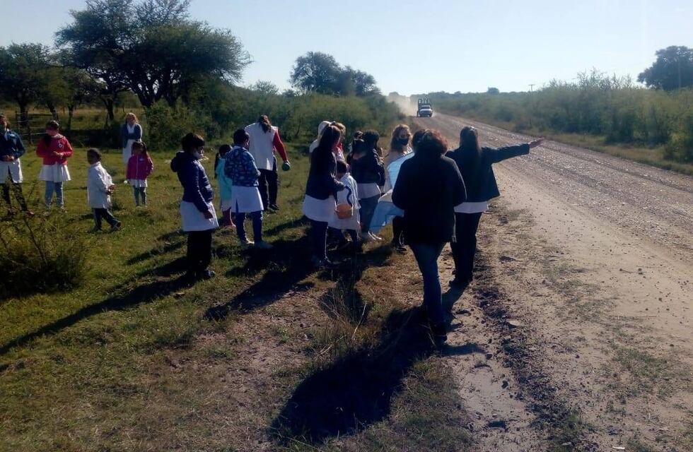 Escarapelas en ruta de Corrientes: alumnos de una escuela rural salieron a repartir la enseña patria
