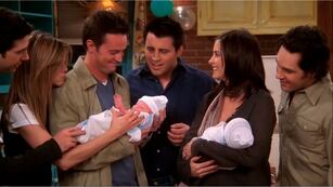 Chandler y Monica con sus bebés.
