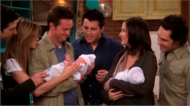 Chandler y Monica con sus bebés.