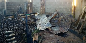 La precaria vivienda tenía techo de chapa.