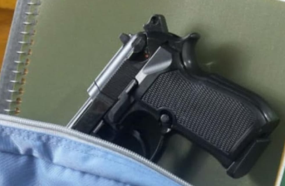 Preocupación en Córdoba: un niño de 12 años llevó un arma de fuego a la escuela