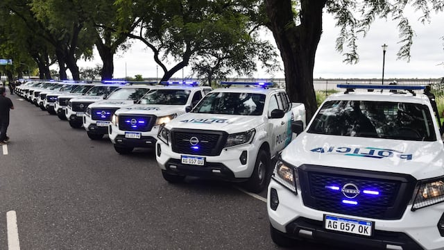 Las camionetas quedaron estacionadas este viernes sobre avenida Belgrano.