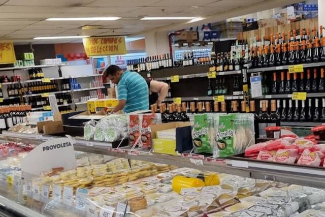 Carrefour tiene un supermercado ubicado sobre avenida Pellegrini y Vera Mujica, en el macrocentro de Rosario.