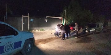 Un hombre persiguió y alcanzó a los ladrones que le clavaron un cuchillo en la cabeza para robarle.