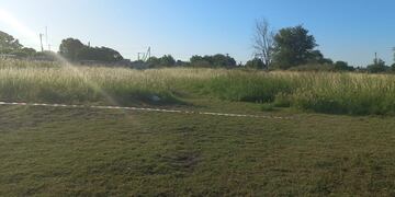 Hallazgo. El cuerpo fue hallado dentro de un bolso en este descampado. (Policía)