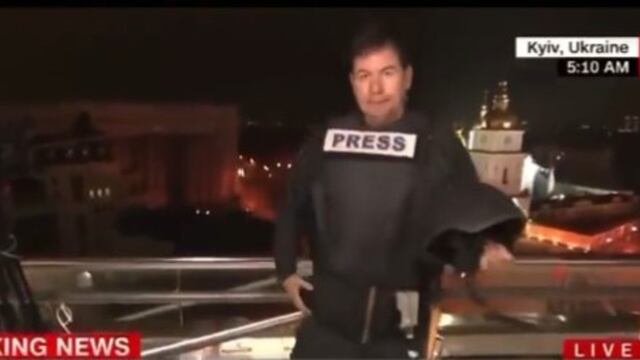 El tenso momento que vivió un corresponsal en Ucrania en medio de los bombardeos a Kiev.