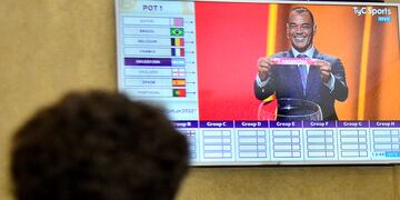 Sorteo para el Mundial de Qatar en un bar de Córdoba. (Pedro Castillo / La Voz)