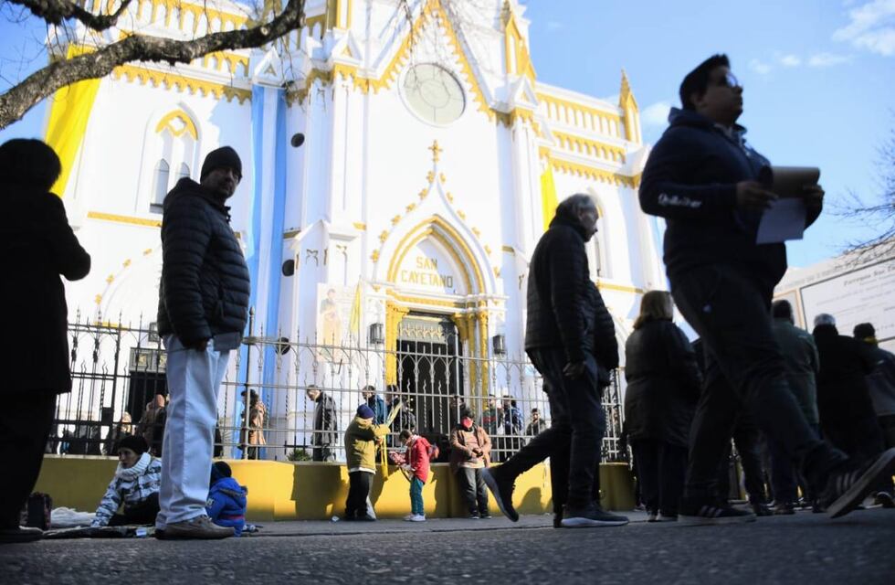 El día de San Cayetano en Rosario combinó misa y una marcha al Monumento