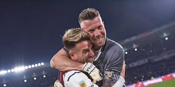 Julio Buffarini y su abrazo con el capitán de Talleres, Guido Herrera.