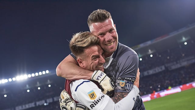 Julio Buffarini y su abrazo con el capitán de Talleres, Guido Herrera.