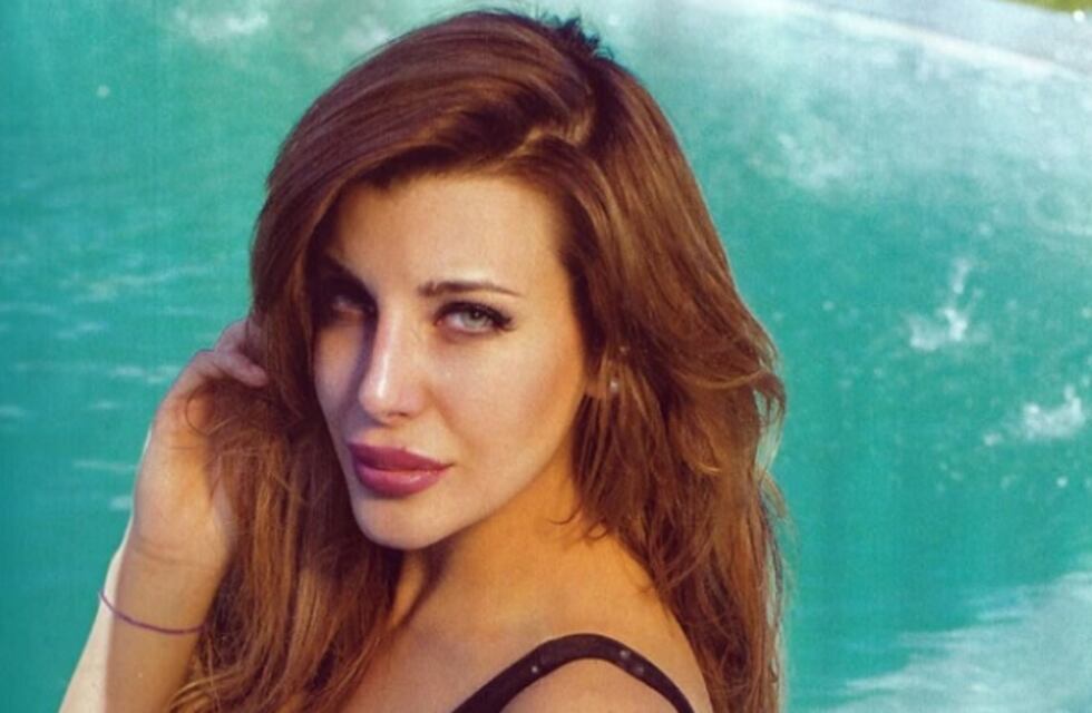 Charlotte Caniggia compartió el detrás de cámara de una sesión de fotos: lencería negra y minifalda con transparencia