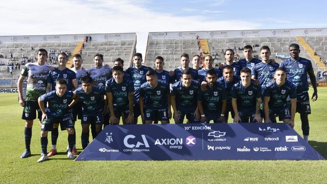 En la siesta riojana y con gol de Cosaro, Gimnasia y Esgrima de Jujuy le ganó a Racing de Córdoba, logrando así un histórico pase a octavos de final de la Copa Argentina.