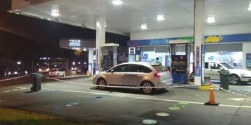 Otorgan carril exclusivo y horarios preferenciales para cargar combustible a taxistas en Puerto Iguazú.