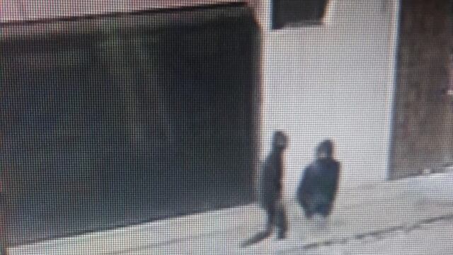 Una cámara de seguridad captó a los delincuentes llegando al local.