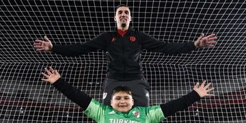 Bauti, el arquero salteño de 12 años, cumplió su sueño de conocer a Franco Armani.